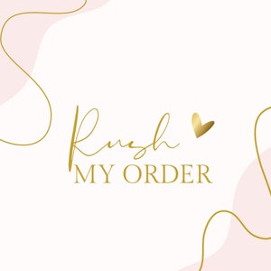 Könnte beinhalten: Ein weißer Hintergrund mit goldener, kursiv geschriebener Schrift, die "Rush My Order" lautet, mit einem goldenen Herzen rechts neben dem Text. Der Hintergrund hat rosa abstrakte Formen.