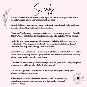 K&ouml;nnte beinhalten: Ein rosa Hintergrund mit dem Wort "Scents" in Schreibschrift. Darunter listet eine Liste verschiedene Duftmischungen auf, darunter Sea Salt Orchid, Atlantis Whisper, Cinnamon Vanilla, Apple Harvest, Coconut Cream Cardamom, Christmas Warmth, Unscented und White Sage Lavender.