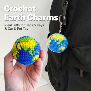 Puede incluir: Dos amuletos de la Tierra de ganchillo, uno sostenido y otro adjunto a una mochila negra. Los amuletos son azules, verdes y amarillos. La imagen incluye el texto "Crochet Earth Charms".