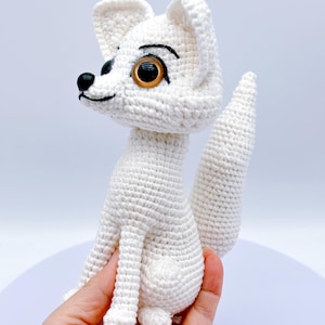Modello all'uncinetto di una volpe artica carina - Tutorial per animali di peluche amigurumi