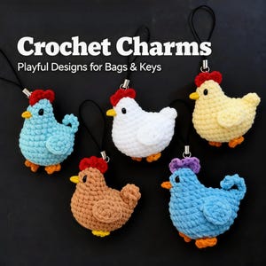Könnte beinhalten: Fünf gehäkelte Hühneranhänger in verschiedenen Farben: Blau, Weiß, Gelb, Braun und Hellblau. Jeder Anhänger hat einen roten Kamm, einen gelben Schnabel und orangefarbene Füße. Der Text "Crochet Charms" und "Playful Designs for Bags & Keys" ist zu sehen.