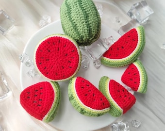Könnte beinhalten: Ein weißer Teller mit gehäkelten Wassermelonenstücken und einer ganzen Wassermelone. Die Wassermelonenstücke sind rot mit grünen Rändern und die ganze Wassermelone ist grün mit schwarzen Streifen.