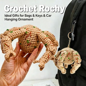 Puede incluir: Adorno colgante Crochet Rochy. La imagen muestra una figura de ganchillo beige con brazos y piernas, acentuada con costuras verdes y naranjas. Uno se sostiene en la mano y otro está sujeto a un llavero en una mochila negra.