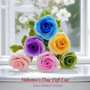 Puede incluir: Un ramo de seis rosas de ganchillo en tonos rosa, morado, amarillo, azul y verde, con hojas verdes. El texto "Valentine's Day Gift List" y "Rose Crochet Pattern" se encuentra en la parte inferior.