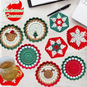 Puede incluir: Conjunto de 8 posavasos de crochet navideños con varios diseños festivos, incluyendo copos de nieve, renos y árboles de Navidad. Los posavasos están hechos con hilo rojo, blanco y verde.