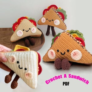 Pode incluir: Três peluches de sanduíche de crochê com rostos sorridentes. As peluches são feitas com fio marrom, branco e bege. As peluches estão sentadas em uma superfície de madeira. Crochet A Sandwich PDF.