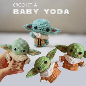 Könnte beinhalten: Vier gehäkelte Baby Yoda Plüschtiere in verschiedenen Grüntönen, die braune und weiße Outfits tragen. Häkle einen Baby Yoda.