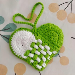 Peut inclure: Une d&eacute;coration en forme de c&oelig;ur en crochet vert et blanc avec une boucle pour l'accrocher.