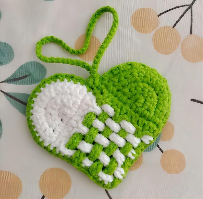 Peut inclure: Une d&eacute;coration en forme de c&oelig;ur en crochet vert et blanc avec une boucle pour l'accrocher.