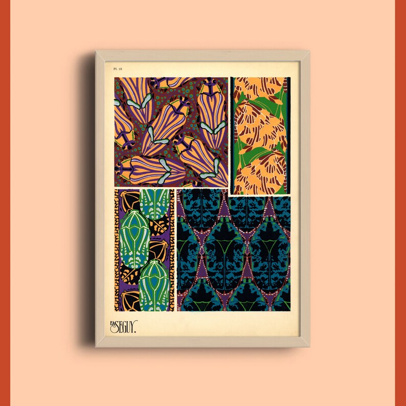K&ouml;nnte beinhalten: Gerahmter Kunstdruck mit vier verschiedenen Mustern im Jugendstil. Die Muster zeigen eine Vielzahl von Formen und Farben, darunter Orange, Lila, Gr&uuml;n und Blau. Der Druck ist vor einem hellbeigen Hintergrund und in einem hellen Holzrahmen.