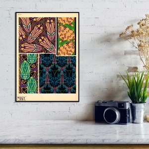 K&ouml;nnte beinhalten: Ein gerahmter Kunstdruck mit vier Tafeln mit Jugendstil-Blumen- und geometrischen Mustern in Lila, Gr&uuml;n, Orange und T&uuml;rkis. Der Druck wird an einer wei&szlig;en Wand mit einer Kamera und Topfpflanzen gezeigt.