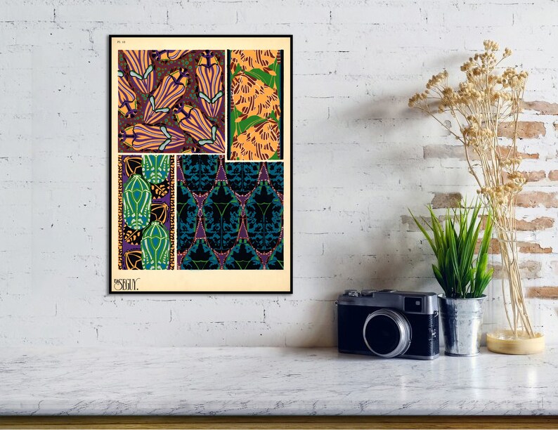K&ouml;nnte beinhalten: Ein gerahmter Kunstdruck mit vier Tafeln mit Jugendstil-Blumen- und geometrischen Mustern in Lila, Gr&uuml;n, Orange und T&uuml;rkis. Der Druck wird an einer wei&szlig;en Wand mit einer Kamera und Topfpflanzen gezeigt.