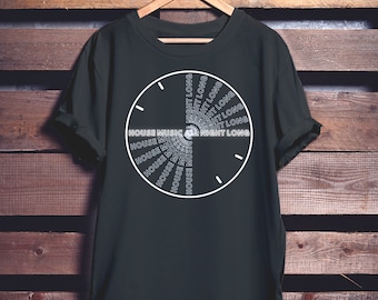 Puede incluir: Una camiseta negra con un gráfico blanco de una esfera de reloj. La esfera del reloj tiene las palabras "House Music" y "Night Long" repetidas alrededor del círculo.