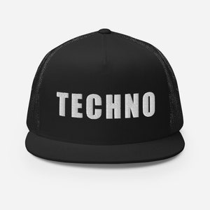 Op de afbeelding: Zwarte truckercap met een witte geborduurde "TECHNO" tekst op de voorkant.