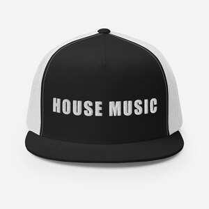 Op de afbeelding: Zwart-witte truckercap met een wit mesh-achterpaneel en de tekst "HOUSE MUSIC" in wit geborduurd op de voorkant.