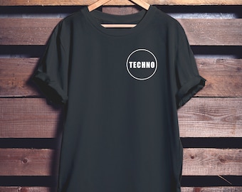 Puede incluir: Una camiseta gris oscuro con un círculo blanco en el pecho izquierdo que dice "TECHNO" en texto blanco.