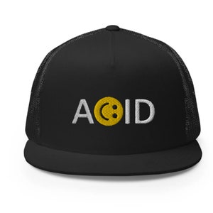 Op de afbeelding: Zwarte truckercap met een wit geborduurd logo dat "A(smiley face)ID" zegt.