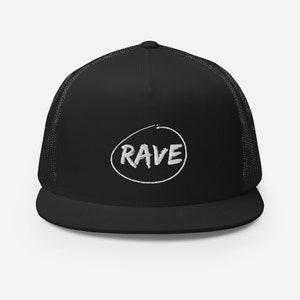 Op de afbeelding: Zwarte truckercap met een witte cirkel en het woord "RAVE" in wit, handgeschreven schrift.