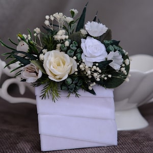 Grüne weiße Tasche Boutonniere, Salbeigrüne Blumen, Grüne Hochzeit, Bräutigam Accessoires, Rustikale Boutonnieres, weiße Boutonnieres