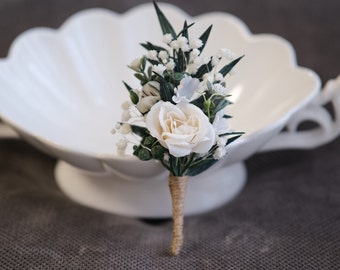 Ramo blanco con vegetación, flores verde salvia, boda con vegetación, accesorios para el novio, ramilletes rústicos, ramilletes blancos