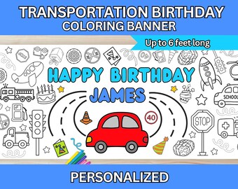 Op de afbeelding: Een zwart-witte kleurbanner met een rode auto, een verjaardagstaart, een brandweerwagen, een schoolbus en andere illustraties met een transportthema. De banner zegt "Happy Birthday James" en is maximaal 1,8 meter lang.