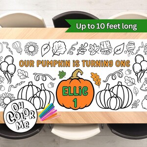 Peut inclure: Un chemin de table imprimable blanc sur le thème de la citrouille. Il présente une grande citrouille avec le nom "Ellie" et le numéro "1" dessus. Le chemin de table présente également une variété d'autres images sur le thème de l'automne, telles que des feuilles, des glands et des tournesols. Le texte "Our Pumpkin is Turning One" est imprimé en haut du chemin de table. Le chemin de table mesure jusqu'à 3 mètres de long.