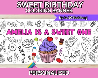 Op de afbeelding: Een printbare kleurplaatbanner voor een eerste verjaardag. De banner is wit met zwarte contouren van een cupcake, snoepjes en andere lekkernijen. De banner zegt "Amelia is a Sweet One".