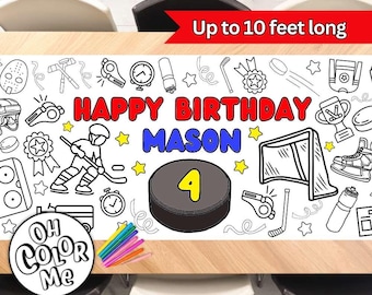 Op de afbeelding: Een zwart-witte kleurtafelonderlegger met hockey-thema illustraties. De onderlegger zegt "Happy Birthday Mason 4" en bevat een hockeypuck, een hockeystick, een hockeydoel en een fluitje. De onderlegger is tot 3 meter lang.
