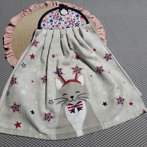 Stars & Stripes Cat Hanging Kitchen Towel: Patriotic Americana Decor