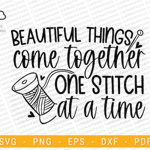 以下が含まれることがあります： 「Beautiful things come together one stitch at a time」というテキストを含む白黒のグラフィックデザイン。デザインには糸巻きと針が描かれています。