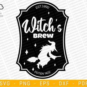 Puede incluir: Una ilustración en blanco y negro de una bruja montando una escoba con estrellas en el fondo. El texto "Witch's Brew" está escrito en blanco sobre un fondo negro. El texto "EST. 1892" está escrito en blanco sobre un fondo negro. El texto "Potion No. 2" está escrito en blanco sobre un fondo negro.