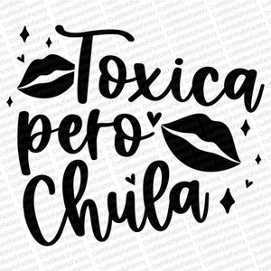 May include: Black and white graphic design with the text "Toxica pero chula" with two red lips and hearts.