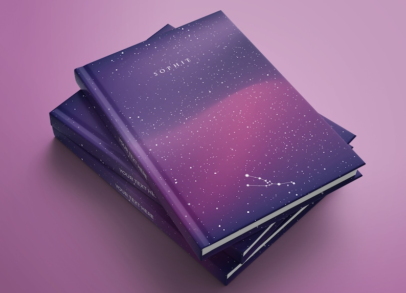 Op de afbeelding: Een stapel van drie notitieboekjes met een galaxy-print op de omslag. Het bovenste notitieboekje heeft de naam "SOPHIE" op de omslag gedrukt. De twee onderste notitieboekjes hebben de tekst "YOUR TEXT HERE" op de omslag gedrukt.