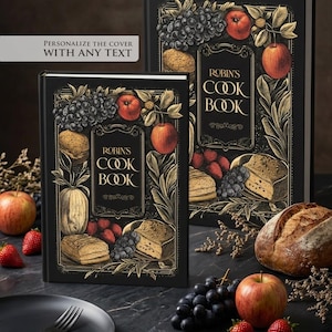 Può includere: Due libri di cucina neri con dettagli dorati e la scritta "Robin's Cook Book". Le copertine presentano illustrazioni di frutta, pane e uva. È visibile anche la scritta "Personalizza la copertina con qualsiasi testo".