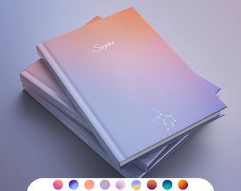 Op de afbeelding: Een stapel van drie notitieboekjes met een verloopkleurendesign. Het bovenste notitieboekje heeft de naam "Sophie" op de voorkant gedrukt en een sterrenbeeldontwerp. De notitieboekjes zijn in tinten paars, roze en oranje.