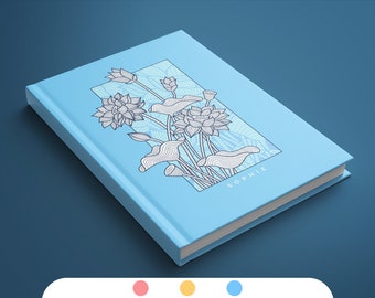 Op de afbeelding: Een lichtblauw notitieboek met een bloemenontwerp met lotusbloemen en bladeren. De kaft heeft een rechthoekig ontwerp met de naam "SOPHIE" onderaan gedrukt. Het notitieboek is gesloten en schuin.