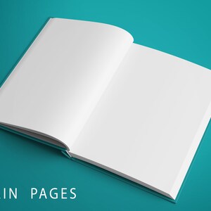 Op de afbeelding: Een blanco boek met witte pagina's ligt open op een turquoise oppervlak. De tekst "PLAIN PAGES" is onder het boek gedrukt.