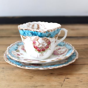 Blau, Weiß und Rosa Vintage Floral Bone China Teetasse, Untertasse und Teller Set Elegantes Blumenmuster.