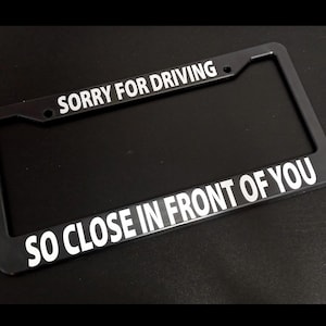 Grappig, rijden zo dichtbij, kentekenplaatframes zwart plastic of aluminium decoratie vrachtwagen auto-accessoires Houder voertuigonderdelen Unieke geschenken