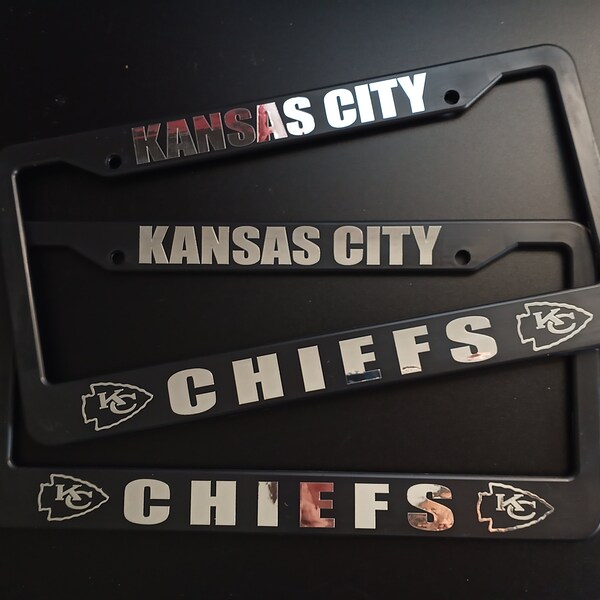 SET van 2 - Kansas City Chiefs Zwart Plastic of Aluminium Kentekenplaat Frames Vrachtwagen Auto Van Decor Auto Accessoires Nieuwe Auto Geschenken Onderdelen