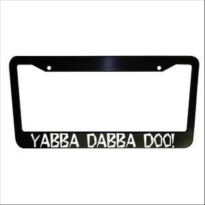 Yabba dabba doo! Roliga svarta registreringsskyltsramar i plast eller aluminium, lastbil, bil, skåpbil, dekor, biltillbehör, fordonsdelshållare