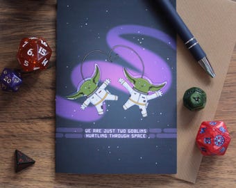 Lustige Paare Goblin im Weltraum Valentinskarte - 'Wir sind nur zwei Kobolde, die durch den Weltraum rasen' Romantische Karte, geeignet als Geburtstagskarte