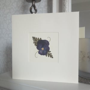 Carte de voeux faite de fleurs et de feuillages pressés