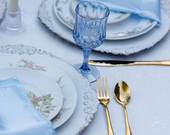 Set di 6 piatti da cena vintage, romantici e con decorazioni floreali, spaiati.