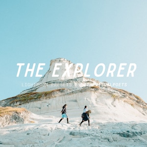 Könnte beinhalten: Zwei Personen gehen einen weißen, felsigen Hügel hinauf, vor einem strahlend blauen Himmel. Der Text "THE EXPLORER" ist in Weiß auf den Hügel geschrieben, darunter der Text "LIGHTROOM PRESETS BY THE VISUAL POETS".