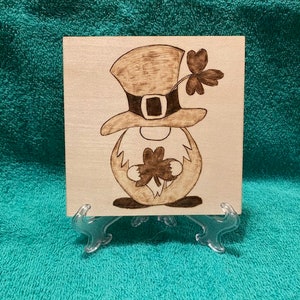 Wood burned Gnome St Patrick&#39;s Plaque, Wood Gnome St Patty&#39;s Sign, Wood burned Gnome Holiday Plaque