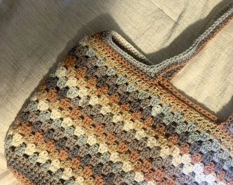 Bolso de mano de ganchillo hecho a mano