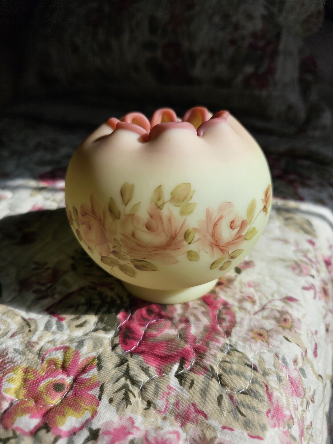 Vase Fenton 7251-RB – Birman Rose, échantillon Peint Louise Piper, Réactif UV