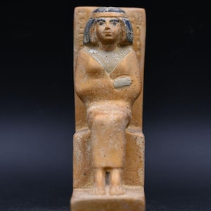 Copia de la estatua hecha a mano de Nofret, la encantadora princesa que fue dama de honor del príncipe Rahotep en el antiguo reino Rey y reina de Egipto a. C.