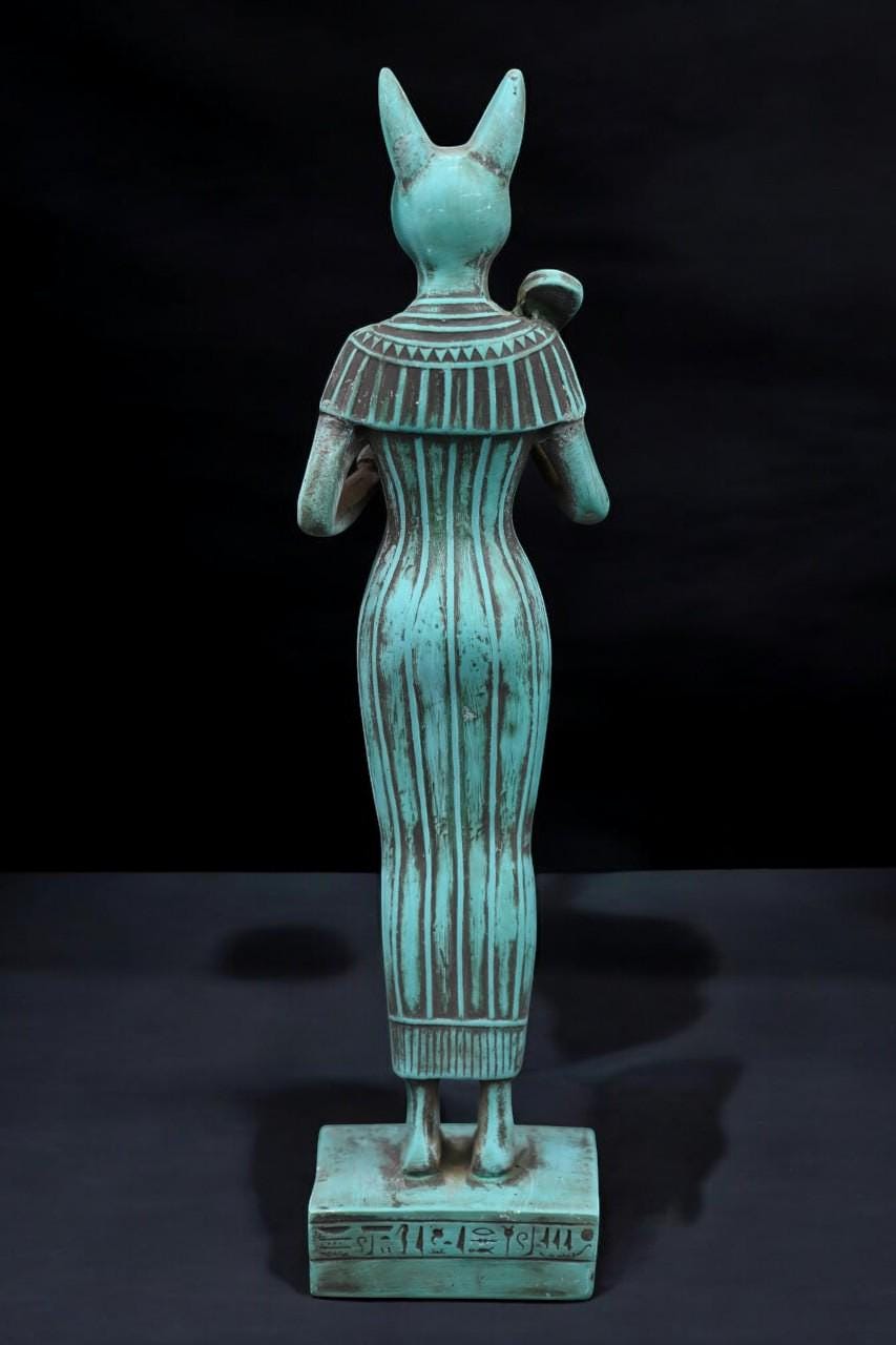 手作りのエジプトの女神バステト像：古代神話の祭壇装飾 - Etsy 日本